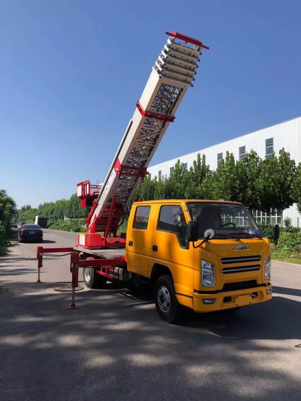 神农架附近的云梯车出租服务：轻松解决高空作业需求