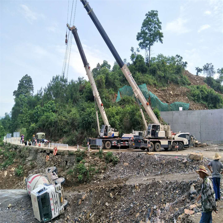 神农架汽车掉沟里叫吊车救援要多少钱